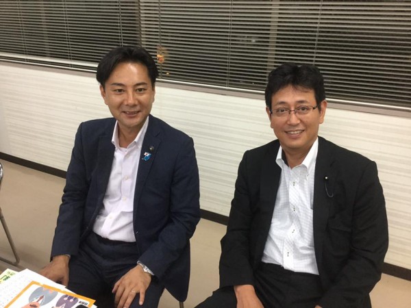 石川光次郎県連幹事長と佐々木幸士青年局長　開会前打合せ